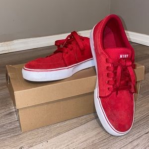 *Mens* Nike Satire’s